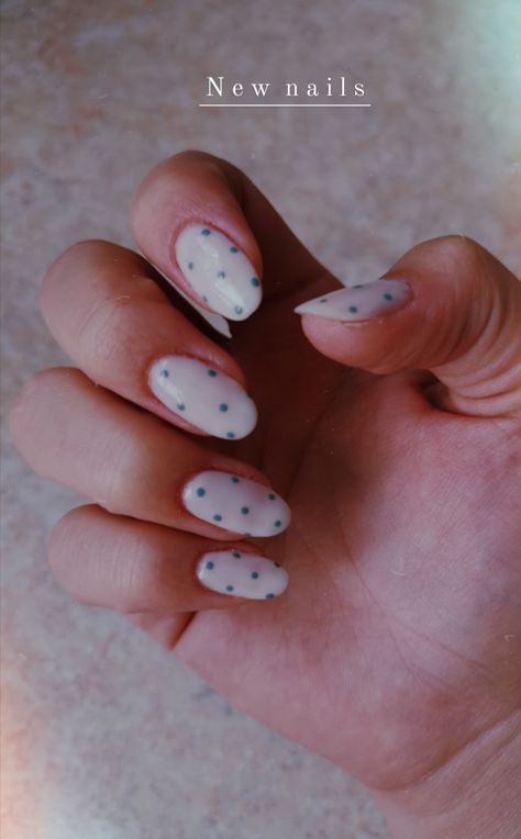 minimalist nail design Minimal Nail Design Short Nails, Red And Green Polka Dot Nails, Nail Ideas Polka Dots, Pokadot Nails Short, Green Dot Nails, Nails Dots Minimalist, Green Polka Dot Nails, Poke A Dot Nails, Simple Dot Nail Art