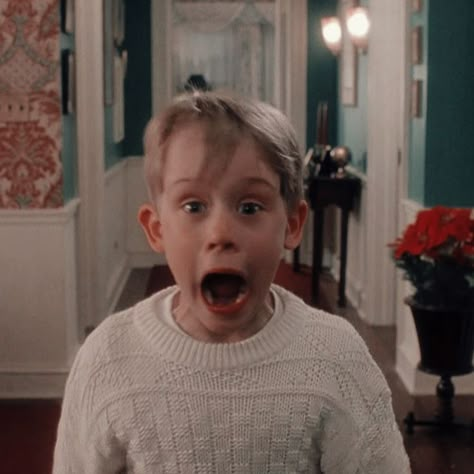 Home Alone Widget, Home Alone Wallpers, Kevin Alone At Home, Christmas Funny Pictures, Christmas Wallper, Scared Expression, Home Alone Kevin, Kevin Home Alone, Y2k Pink Aesthetic