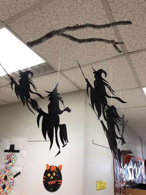 Halloween Theme For Office, Halloween Hanging Decor, Goth Halloween Decor, Ted Halloween, Bruja Halloween, Diy Halloween Witch, Halloween Classroom Decorations, Halloween Party Activities, Halloween Bedroom Decor