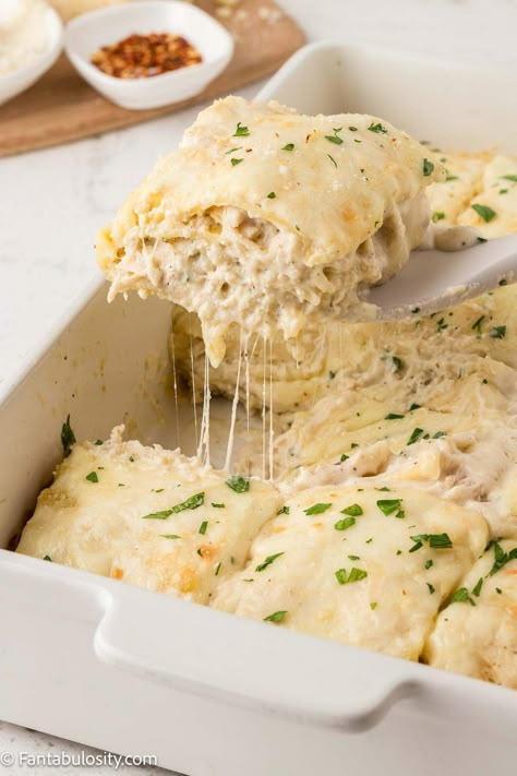 This easy chicken Alfredo lasagna recipe uses jar Alfredo sauce, rotisserie chicken, mozzarella, ricotta and a few other simple ingredients. Chicken Lasagna Recipe Easy Simple, Easy Rotisserie Chicken Casserole Recipes, Easy White Lasagna Recipe, Easy White Chicken Lasagna, Chicken Alfredo Ravioli, Alfredo Lasagna Recipe, Jar Alfredo Sauce, White Lasagna Recipe, Chicken Alfredo Lasagna Recipe