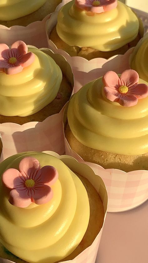 Cupcakes Aesthetic, Baking Easter, Yellow Cupcakes, Aesthetic Cars, Pastel Cupcakes, Pretty Dessert, Cute Baking, Think Food, Cute Desserts