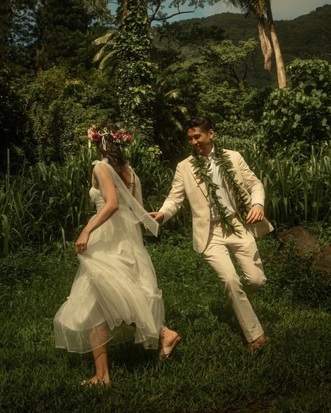 Let’s run away and get married in Hawaii… 💍🍃 Booking elopements/weddings for 2025/2026 💌 #hawaiiphotographer #hawaiiphotography #hawaiielopements #hawaiielopementphotographer #hawaiiwedding #hawaiiweddingphotographer #oahuweddingphotographer #couplephotos #hawaii #oahu #bigisland #maui #kauai Haku Lei With Veil, Wedding In Kauai, Private Hawaii Wedding, Vintage Hawaii Wedding, Hawaii Wedding Photos, Hawaii Honeymoon Aesthetic, Hawaii Elopement Photography, Hawaii Engagement Pictures, Hawaii Farm