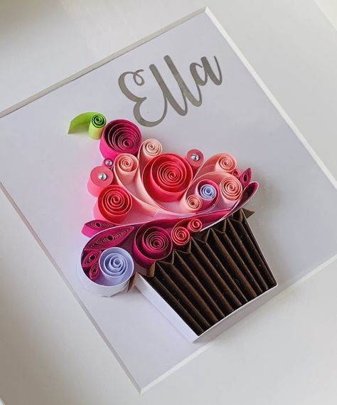 Quilling Name Plate Ideas, Quilling Art For Beginners, Simple Quilling Ideas, Quilling Cupcake, Quilling Clock, Quilling Frames, Quilling Birthday Cards, Diy Quilling Crafts, Quilling Flower Designs