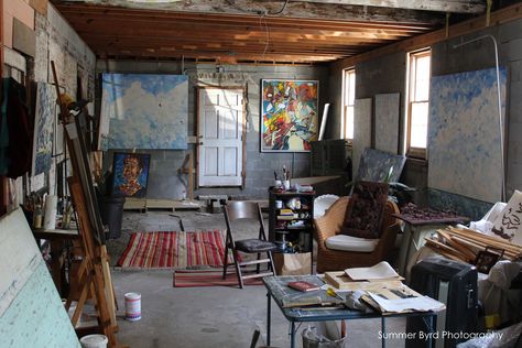 Abandoned Art Studio, Dream Art Studio Aesthetic, Art Studio Basement, Apartment Art Studio, Basement Art Studio, Art Studio Apartment, Cozy Art Studio, Garage Art Studio, Garden Tools Decor