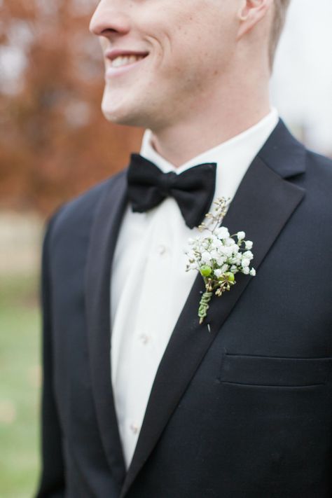 Boutonniere For Groom, Simple Boutonniere Groomsmen, Minimal Boutonniere, Bouteneire Groom, Grooms Flowers Boutonniere, Boutinere Ideas Groomsmen, Mens Boutineers Wedding, White Boutineer, Groom Boutonniere White