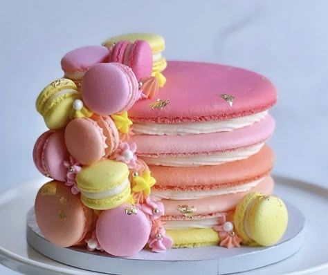 Macrons Design, Cake Decoration Macaron, Macaron Cakes, Macroon Cake Aesthetic, Big Macaron Cake, Pretty Macarons Aesthetic, Macaroons Food Photography, Macaroon Cake, Macaron Cake