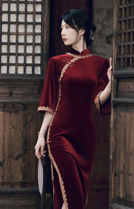 China Traditional Dress, Velvet Dress Green, Chinese Traditional Dress Qipao, Chinese Fancy Dress, Red Qipao, Old Shanghai, Cheongsam Modern, Project Moon, Pose Fotografi