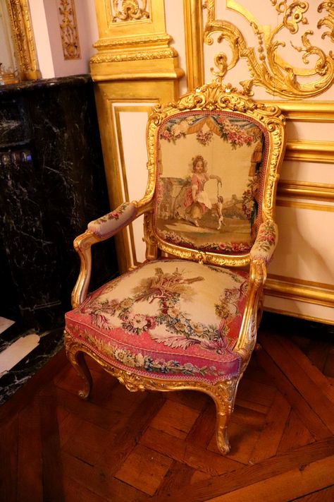 Antique French Furniture, French Style Furniture, Contemporary Modern Furniture, Victorian Furniture, Contemporary Furniture Design, French Chairs, Antique Chairs, Street Furniture, Furniture Showroom