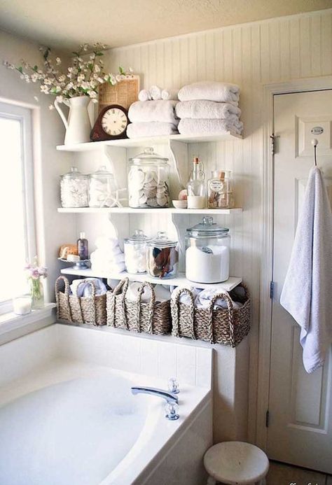 astuce-rangement-salle-bain-au-dessus-baignoire Makeover Kamar Mandi, Small Wall Shelf, Shabby Chic Decorating, Bilik Air, Inspiration Bathroom, Bad Inspiration, Decor Shabby Chic, Decor Baie, Vintage Style Decorating