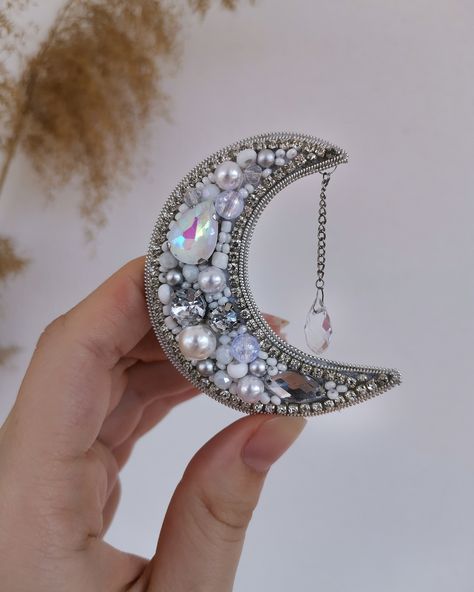 Brooches Handmade Tutorials, Handmade Brooches Ideas, Moon Embroidery, Celestial Brooch Jewelry As A Gift, Embroidery Crescent Moon, Elegant Beaded Brooches For Gifts, Moon Bead Embroidery, Embroidery Belt, Eye Beaded Brooch