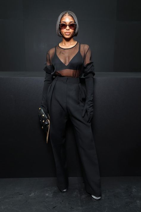 All Black New York Outfit, Black Fashion Week Outfit, What To Wear To A Fashion Show Outfit Ideas, Black Tie Looks For Women, La Fashion Week Outfit Ideas, Front Row Fashion Show Outfit, Fashion Week Outfit Ideas Inspiration, Berlin Outfit Club, Mesh Turtleneck Outfit