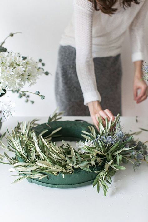 Table Floral Decorations, Green Holiday Decor, Olive Wreath, Green Xmas, Holiday Wreaths Diy, Natural Wreath, Alternative Christmas, White Wreath, San Francisco Wedding