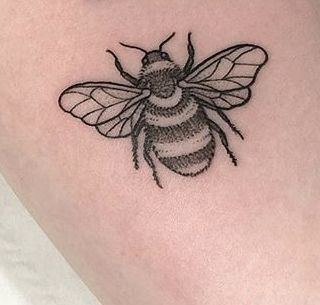 Designs For Tattoos, Honey Bee Tattoo, 4 Tattoo, Bee Tattoo, Matching Tattoo, Simple Henna, Neo Traditional, Matching Tattoos, My Tattoo