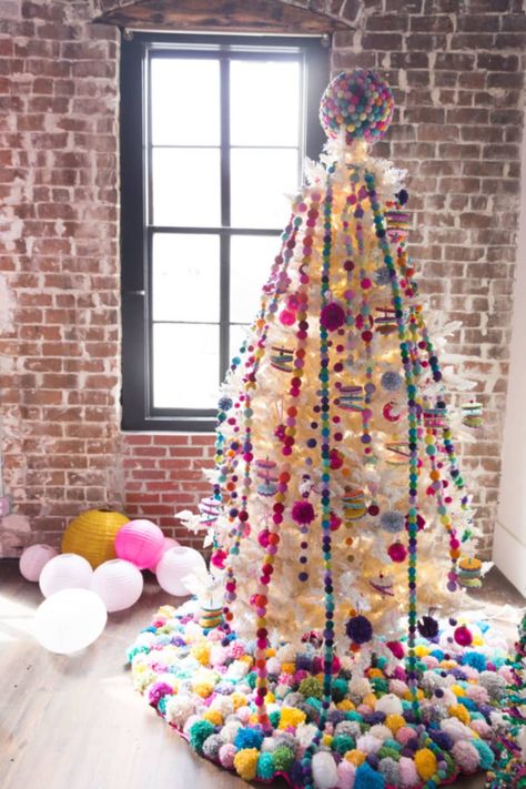 Diy Christmas Tree Skirt, Colorful Christmas Decorations, Pom Pom Tree, Holiday Tree Skirts, Retro Christmas Decorations, Bohemian Christmas, Diy Pom Pom, Rainbows Christmas, Alternative Christmas Tree