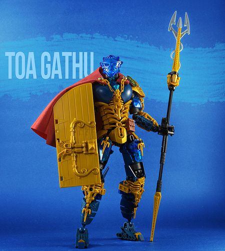 Glittering with gold, and a beastly shade of blue, Toa Gathu is comin' for you Lego Hand, Lego Hero Factory, Lego Creator Sets, Lego Dragon, Bionicle Heroes, Bionicle Mocs, Lego Sculptures, Lego Custom Minifigures, Lego Mechs