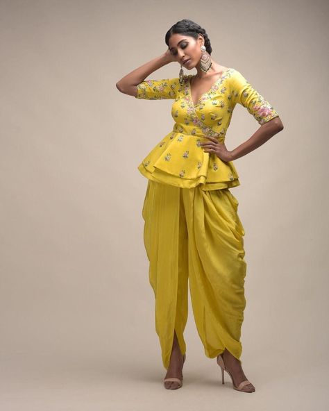 We have curated some head-turning Haldi dresses for you to serve the looks. Take notes & bookmark the ones you love most to own the Haldi ceremony like a queen B! Unique Haldi Outfits For Bride, Haldi Dress For Bride, Haldi Decoration, Ceremony Outfit, Haldi Ceremony Outfit, Haldi Dress, Peplum Design, Mehendi Outfit, Haldi Outfits