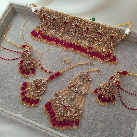 Dulhan Set Jewelry Bridal, Dulhan Set Jewelry, Dulhan Set, Maroon Crystal, Spiritual Necklaces, Bridal Jewelry Sets Brides, Bridal Jewellery Inspiration, Pakistani Bridal Jewelry, Bridal Necklace Designs