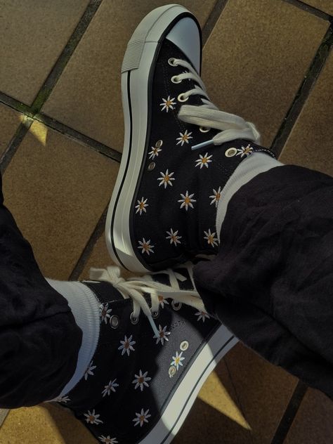 black (fake) converse with daisies Fake Converse Shoes, Fake Converse, Black Painted Converse, Daisy Converse, Black Converse Custom Ideas, Black Converse Painting Ideas, Converse Aesthetic Vintage, Shoes Painting Ideas Converse, Black Converse Aesthetic