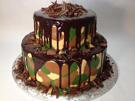 Camo Grooms Cake for Shaun, id add some beer cans and Grizzly cans and it would be perfect. Probably make it a sheet cake too! Diy Hunting Birthday Cake, Easy Diy Hunting Cake, Easy Hunting Cake, Camo Cakes For Men, Camo Desserts, Camo Cake Ideas, Camo Cakes For Boys, Camoflauge Cake, Camo Grooms Cake