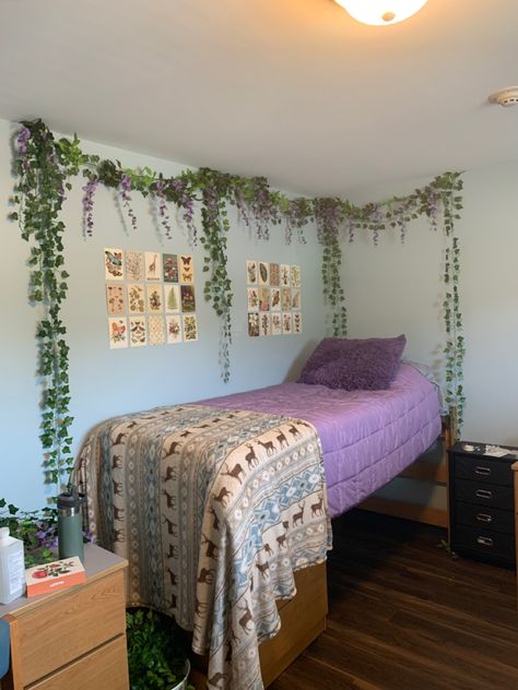 Purple Room Makeover Ideas, Green And Purple Room Bedrooms, Lilac And Green Room, Lavender And Sage Room, Green And Purple Room Ideas, Lavender And Sage Green Bedroom, Purple And Green Bedroom Decor, Lilac Aesthetic Room, Purple Green Bedroom Aesthetic