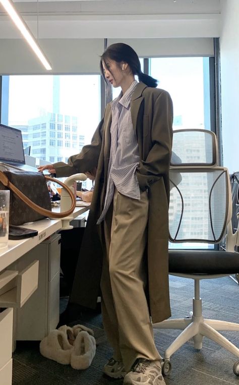 Lecturer Outfit Women, Researcher Outfit, Lecturer Aesthetic, Korean Office Look, Korean Work Outfit, Sunday Style, Muslim Outfits Casual, Corporate Fashion, Casual College Outfits