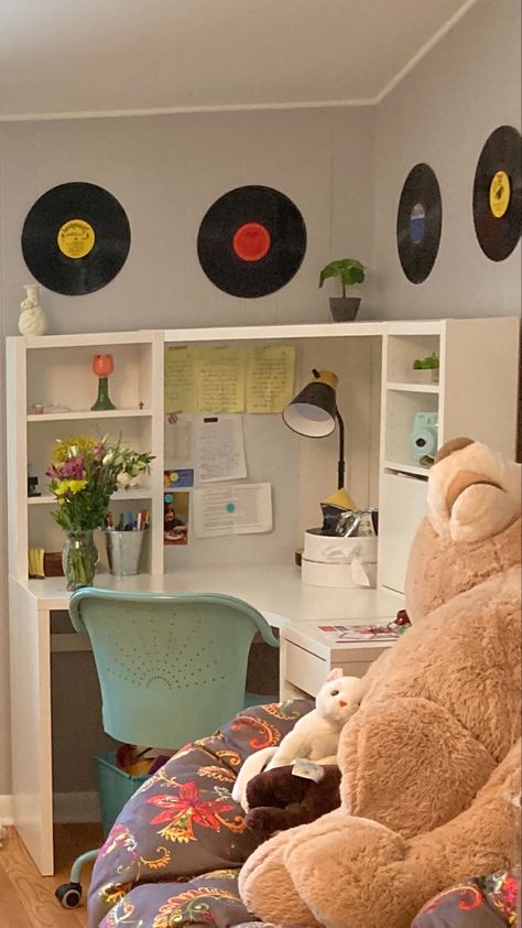 Indie Desk Ideas, Corner Desk Aesthetic, Indie Desk, Room Aesthetic Indie, Indie Room Aesthetic, Indie Room Ideas, Desktop Ideas, Groovy Room, Bedroom 2022