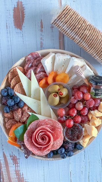 Charcuterie Small Board, Small Chacuretie Board, Small Charcuterie Boards Ideas, Simple Grazing Board, Small Chatcurie Board Ideas, Small Charturie Boards Ideas, Small Grazing Board Ideas, Small Carcurie Board Ideas, Simple Charcuterie Boards