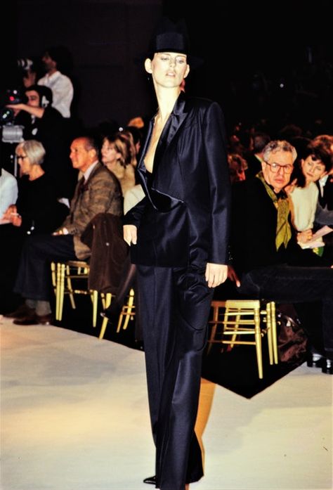 Givenchy Fashion, Givenchy Couture, Stella Tennant, Models 90s, Become A Fashion Designer, Carla Bruni, Roman Holiday, Spring Couture, Column Dress