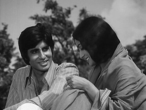 Amitabh and Jayabhaduri Bollywood Classic Aesthetic, Old Bollywood Aesthetics Couple, Hindi Cinema Aesthetic, Bollywood Romcoms, Old School Romance Aesthetic, Old Bollywood Aesthetics, Jaya Bhaduri, Classic Movie Quotes, Vintage Bollywood Aesthetic