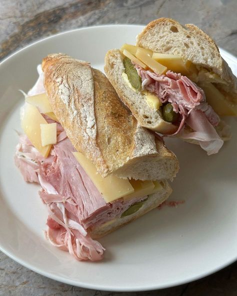 Baguette Sandwich Aesthetic, Pickles Sandwich, Gym Recipes, Sandwich Baguette, Food Museum, Chef Ramsey, Cottagecore Food, Food Babe, Healthy Food Motivation