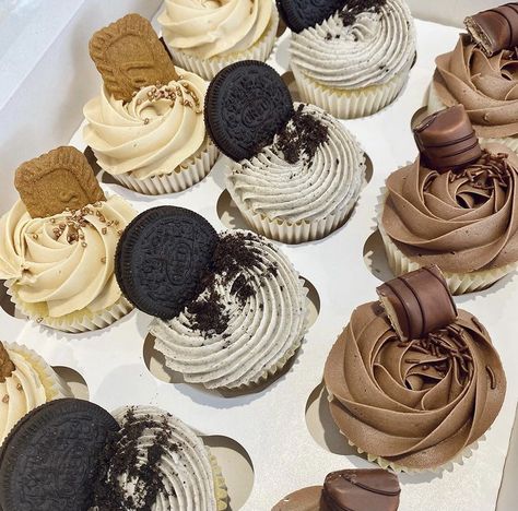 Cupcake Chocolate Decoracion, Oreo Birthday Cupcakes, Chocolate Cupcake Designs Ideas, Man Birthday Cupcakes, Cupcake Buisness Ideas, Cupcakes Packaging Ideas, Masculine Cupcakes, Cupcakes 50th Birthday, Cupcake Designs For Men