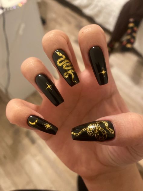 Black And Gold Egyptian Nails, Black And Gold Goth Nails, Black And Gold Nails Aesthetic, Gold Snake Nail Design, Egyptian Nail Art Design, Halloween Snake Nails, Medusa Inspired Nails, Black And Gold Snake Nails, Medusa Nail Art