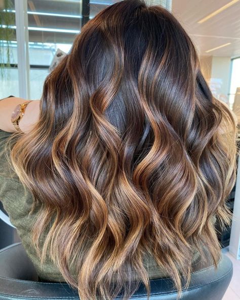 Balayage With Black Roots, Bayalage Dark Hair, Caramel Brown Balayage, Auburn Brown Hair, Hair Color Auburn Brown, Trendy Hair Color Ideas, Brunette Roots, Balayage Hair Caramel, Beige Hair