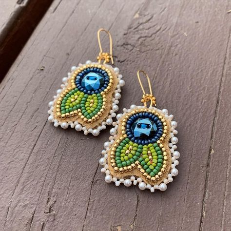 Cree Beadwork Patterns, Beaded Blueberry Earrings, Beaded Mittens, Indigenous Beading, Indigenous Beadwork, Beautiful Beaded Earring, Native Beading, Beadwork Earrings, Beadwork Tutorial