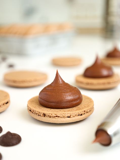 Chocolate Filling For Macarons, Chocolate Ganache Macarons, Macaroon Ganache Filling, Maccarone Filling Recipe, Chocolate Filling For Cookies, Macaron Ganache Recipe, Chocolate Ganache Macaron Filling, Best Macaron Filling, Fillings For Macarons