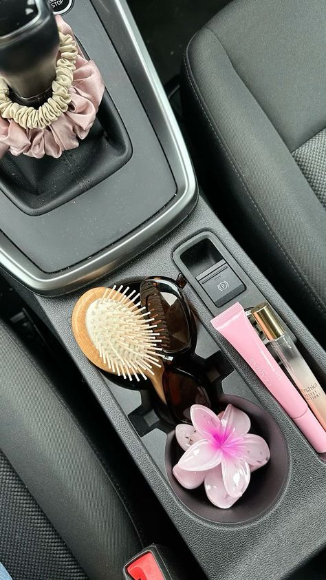 Clean Car Aesthetic, Girl Car Interior, Hailey Bieber Aesthetic, Bieber Aesthetic, Girly Car Accessories, Car Deco, Girly Car, Car Essentials, Pretty Cars