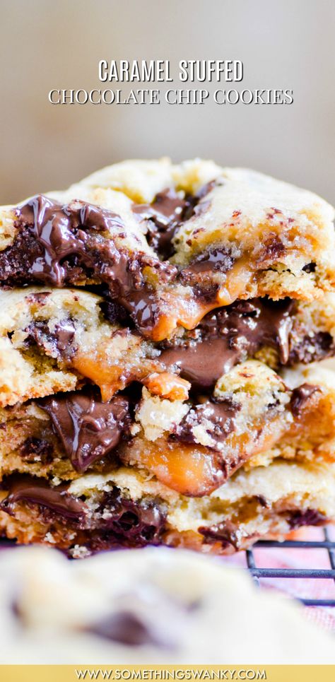 Surprise Cookies, Stuffed Chocolate Chip Cookies, Cookies Holiday, Perfect Chocolate Chip Cookies, Soft Caramel, Caramel Cookies, Chocolate Pies, Cookies Recipes Chocolate Chip, Cookie Monster