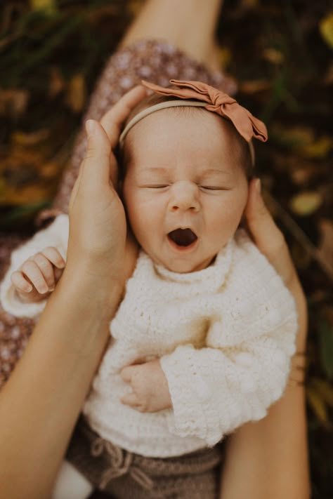 Mom And Newborn Photoshoot Outside, Newborn And Mommy Pictures Outdoors, Newborn And Mommy Photoshoot, Newborn Poses With Mom, Golden Hour Newborn Photography, Newborn Photoshoot With Mom, Mother Newborn Photoshoot, Mom And Newborn Photography Outdoor, Outdoor Photos With Newborn