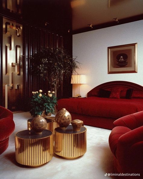 Art Deco 70s Interior, 80s Living Room Aesthetic, Old Hollywood Interior Design, Old Hollywood Living Room, 80s Home Aesthetic, Hollywood Living Room, 80s Home Decor, Red Interior Design, 80s Interior Design