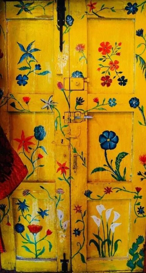 Yellow Door, Cool Doors, Deco Boheme, Old Doors, Unique Doors, Beautiful Doors, Door Color, Painted Doors, Bohemian Home