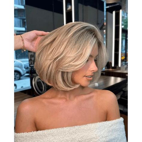 The Butterfly Bob Is the Best New Bob Trend Fine Haircut, Butterfly Bob, Warm Blonde Hair, Warm Blonde, Hair Inspiration Short, Short Blonde, Bob Haircut, Short Blonde Hair, Bob Haircuts