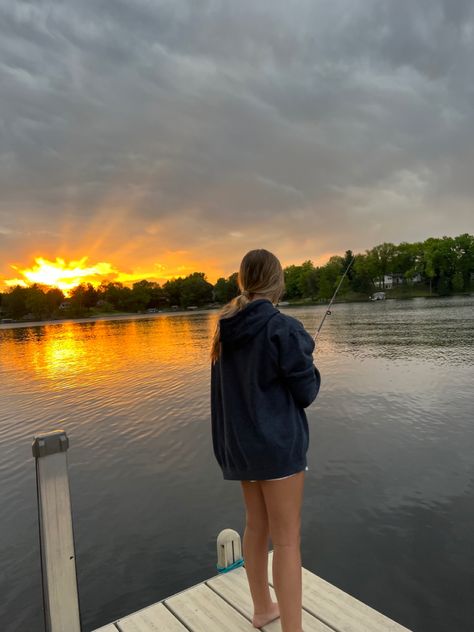 Lake Aesthetics Outfit, Montana Living Aesthetic, Lake House Pictures Instagram, Yee Haw Aesthetic, Lake Girl Aesthetic, Cute Lake Pictures, Country Summer Aesthetic, Lake Life Aesthetic, Dock Pictures