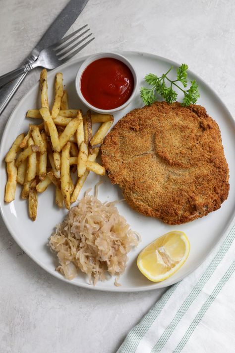 Portobello Mushroom Schnitzel Mushroom Schnitzel, Portobello Mushroom Steaks, Mushroom Steaks, Schnitzel Recipe, Portobello Mushroom Recipes, Schnitzel Recipes, Snack Balls, Gluten Free Bread Crumbs, Healthy Probiotics