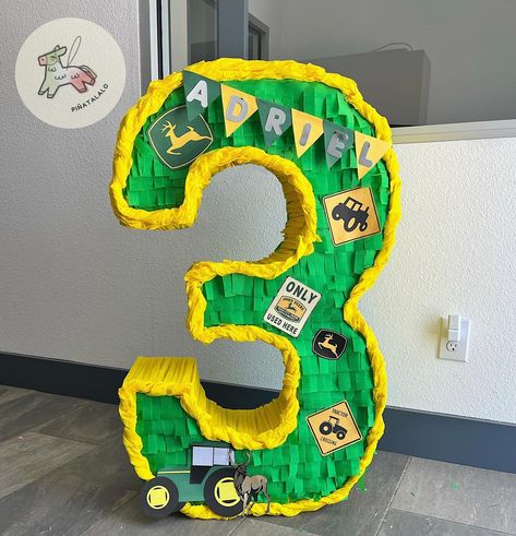 Numero 3 inspirado por John Deere 🦌 (Recuerdo! mínimo 14 dias de anticipación) #johndeere #tractor #pinata #tractorlove #johndeerepower #piñataparty #artesenal #hechoconamor #piñatapersonalizada #fiestas #piñataartesanal #johndeeregreen #johndeereforestry Tractor Pinata, First Rodeo, May 7, 4th Birthday, John Deere, Rodeo, Tractor, Bears, Birthday