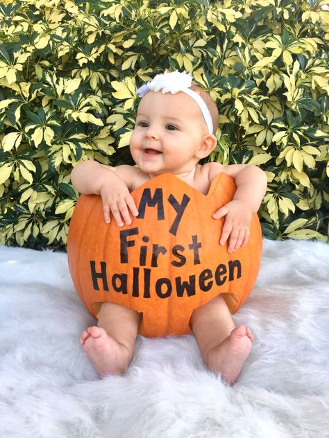 Baby in a Pumpkin My First Halloween Holiday Baby Pictures, Halloween Baby Pictures, Fall Baby Photos, Fall Baby Pictures, Baby Milestones Pictures, Baby Fotografie, Baby First Halloween, Halloween Photography