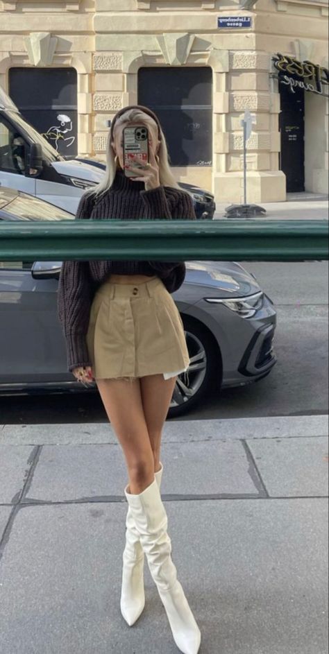 Preppy Beige Outfit, Cream Skirt Winter Outfit, Birthday Outfit Fall Night, Tan Skirt Fall Outfit, Beige Skirt Winter Outfit, Khaki Skirt Outfit Fall, Beige Mini Skirt Outfit Winter, Winter Miniskirt Outfit, Fall Outfits 2023 Skirt