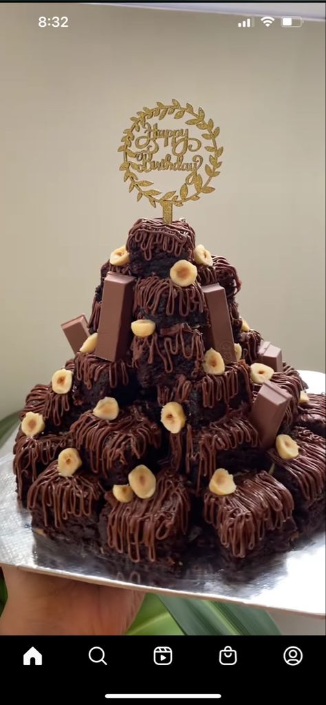 Brownie Cake Tower, Brownie Birthday Cake Tower, Brownie Tower Cake, Brownie Cake Decoration, Brownie Tower Ideas, Brownie Decorating Ideas Design, Brownies Ultah, Brownie Tower, Brownies Ideas