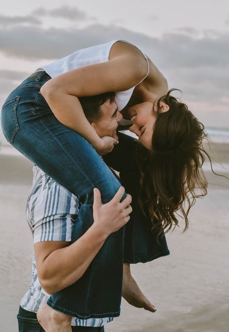 Couple Back To Back Photography, Engagement Photos Piggy Back, Flirty Engagement Photos, Piggy Back Engagement Photos, Piggy Back Ride Couple Aesthetic, Piggy Back Pose, Flirty Couple Pose Reference, Couple Poses Reference Photography, Flirty Couple