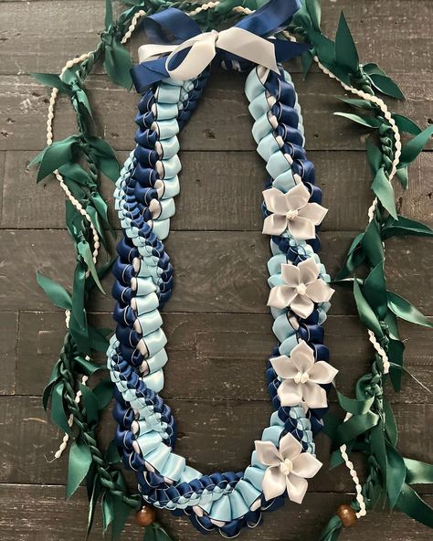 Ribbon Garland Diy Graduation, Grad Leis For Boys, Filipino Graduation Lei, How To Make Graduation Leis, Lei Ideas For Graduation, Lolly Lei, Senior Leis, Graduation Ribbon Leis, Leis For Graduation