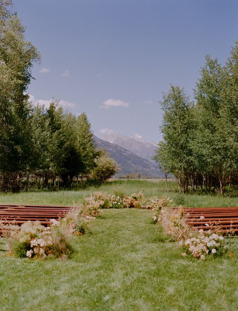 Minimalistic Wedding Reception, Chile Wedding, Circus Chic, Mountain Wedding Ceremony, Mountainside Wedding, Backyard Wedding Ceremony, Jackson Hole Wedding, Anti Bride, Wedding Altars